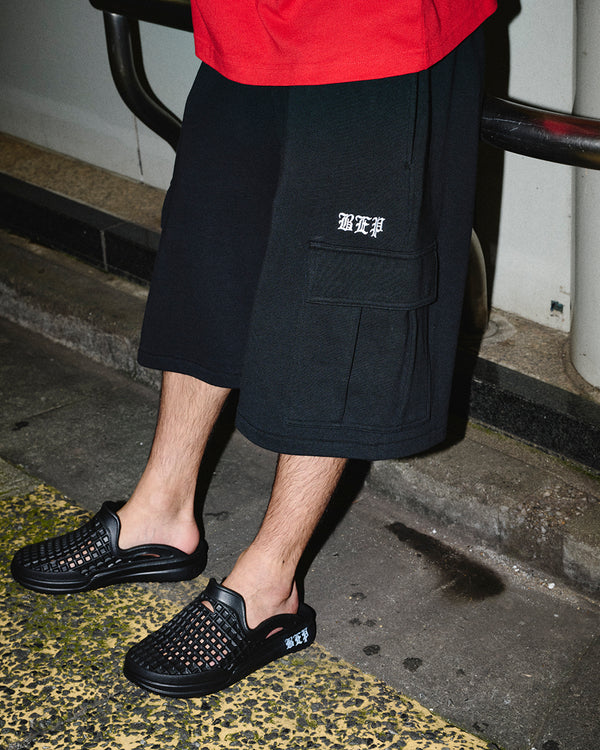 3 LETTER OE SWEAT CARGO BAGGY SHORTS BLACK