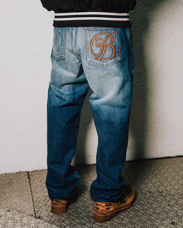 B EMBLEM BAGGY JEANS