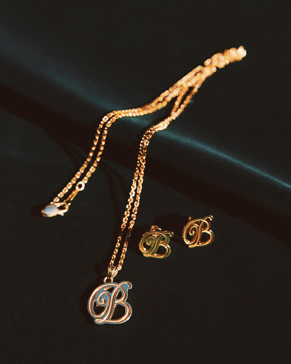 B EMBLEM EARRINGS GOLD