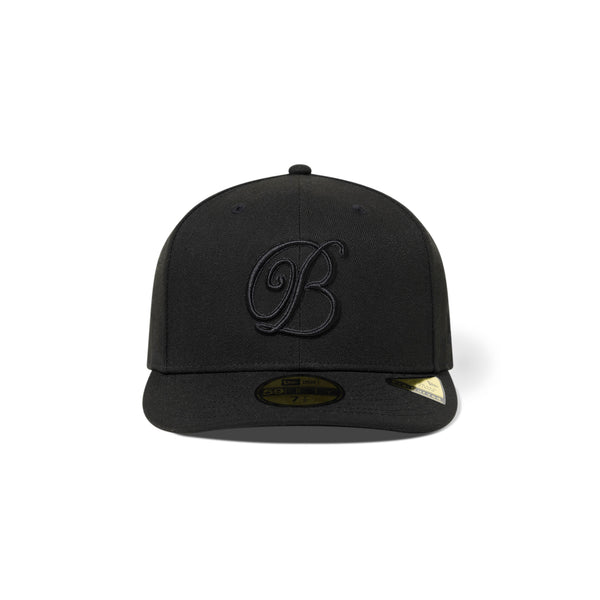 B EMBLEM PRE CURVED NEW ERA CAP BLACK