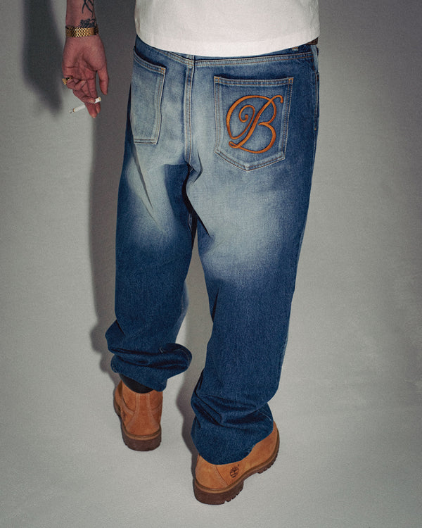 B EMBLEM BAGGY JEANS