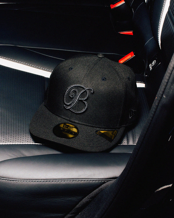 B EMBLEM PRE CURVED NEW ERA CAP BLACK