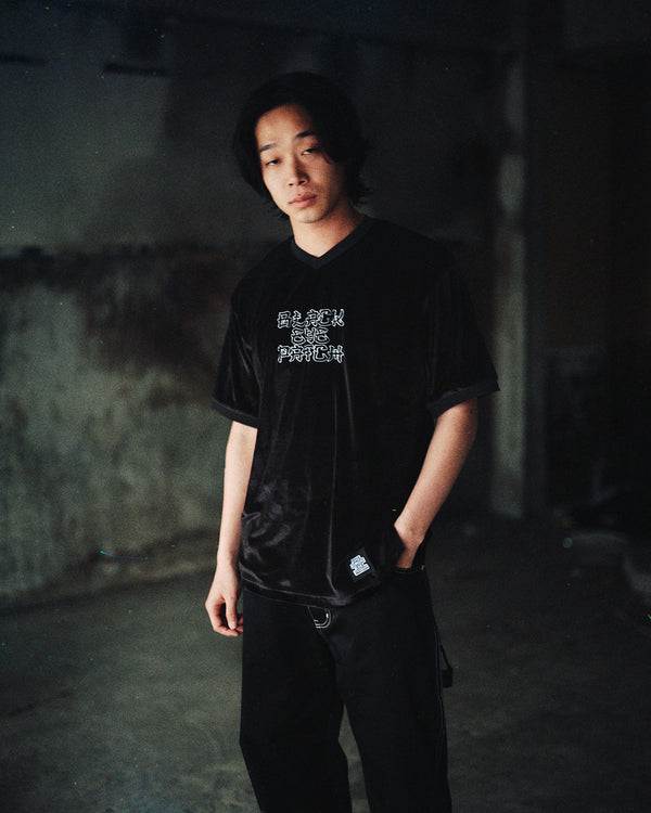 KANJI LOGO V NECK VELOUR PULLOVER TEE BLACK