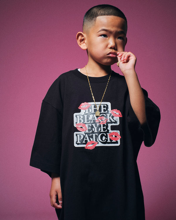 KISSES ON OG LABEL TEE BLACK