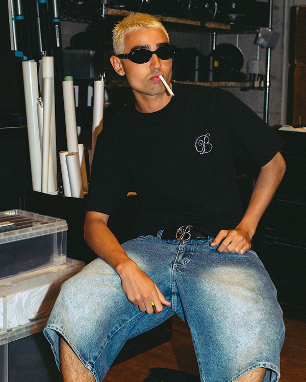 RHINESTONE B EMBLEM TEE BLACK