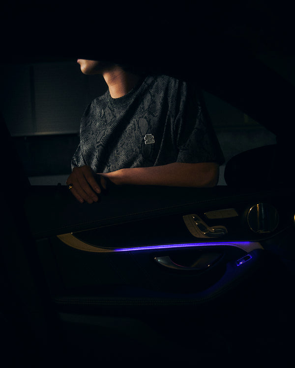 SMALL OG PYTHON PATTERNED TEE CHARCOAL